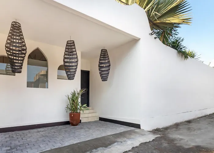 Villa Castilla - Ethnic Vibes Tropical 4br With Private Pool, 10 Minutes From Canggu
